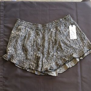 NWT Melrose & Market B&W Ruffle Hem Shorts
